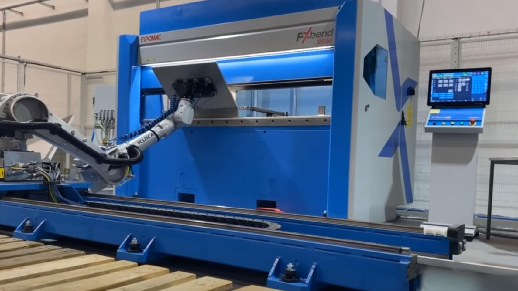 Robotergestützte Produktion bei Lucht Elektroheizung: Biegemaschine