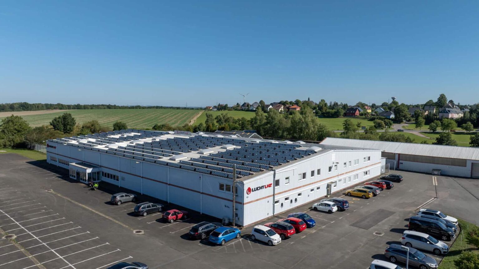 Vergrößerte PV-Anlage für emissionsarme Produktion von Elektroheizungen vom Hersteller Lucht LHZ